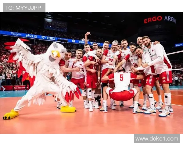 成都足球队在世界杯预选赛中以64分领跑积分榜展现强劲实力